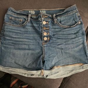 Selling cause they don’t fit me and not in my style.